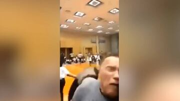 Atacan Schwarzenegger con una patada voladora por la espalda