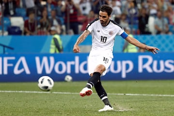 Bryan Ruiz marca el 2-2 de penalti para Costa Rica.