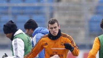 NUEVO INTENTO. Bale, ayer, ya trabajando con el resto de sus compañeros en Valdebebas.