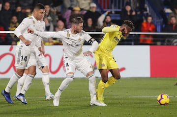 Samuel Chukwueze y Sergio Ramos.