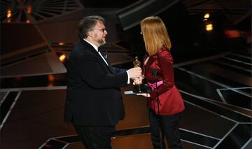 Guillermo del Toro recibe el Premio Oscar por mejor director por la película Shape of Water