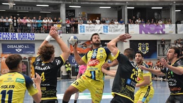 El Balonmano Cangas en su partido contra Trops Málaga.