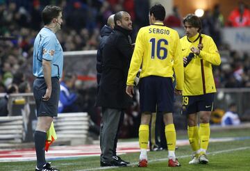 El entrenador del Barcelona Guardiola da indicaciones a sus jugadores Busquets y Maxwell.