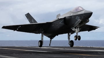 FILE PHOTO: A F-35 jet lands on the USS Carl Vinson aircraft carrier during the Rim of the Pacific (RIMPAC) military exercises about 100 miles south of Oahu, Hawaii, U.S. July 19, 2024. REUTERS/Marco Garcia/File Photo