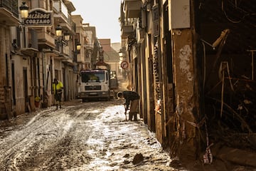 Un vecino limpia el barro de la calle frente a su casa mientras la zona se recupera de las inundaciones generalizadas de la semana pasada el 9 de noviembre de 2024 en el municipio de Paiporta, cerca de Valencia, España.