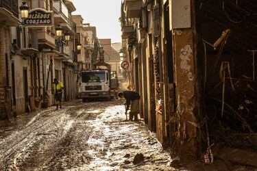 Un vecino limpia el barro de la calle frente a su casa mientras la zona se recupera de las inundaciones generalizadas de la semana pasada el 9 de noviembre de 2024 en el municipio de Paiporta, cerca de Valencia, España.