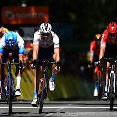 Groenewegen triunfa al esprint y Pogacar se mantiene tercero