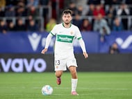 PAMPLONA, SPAIN - SEPTEMBER 25: Victor Chust of Elche CF carries the ball during the LaLiga EA Sports match between CA Osasuna and Elche CF at Estadio El Sadar on September 25, 2025 in Pamplona, Spain. (Photo by Ion Alcoba Beitia/Getty Images)