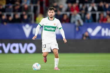 Este verano se incorporó al Elche en calidad de cedido desde el Cádiz, con opción de compra según objetivos. En el Martínez Valero refuerza la defensa con su salida limpia, su anticipación y liderazgo. 
Además ha reconocido que, aunque le debe mucho al Real Madrid por su formación, ahora está “a muerte” con el proyecto ilicitano