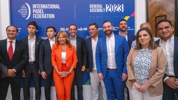 Carraro, atrás en el centro, con algunos de los nuevos miembros de la FIP-.