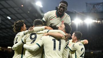 Los jugadores del Liverpool celebran un gol al Manchester United.
