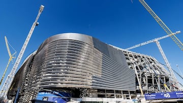 Las obras de remodelación del estadio del Real Madrid siguen su curso sin descanso a pocos meses de su inauguración. El club blanco presentado nuevas instantáneas del interior y de la fachada del estadio.