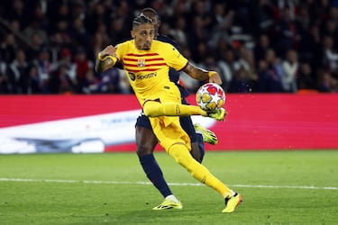 2-2. Magistral pase picado de Pedri a Raphinha que, con una gran volea, supera a Donnarumma.