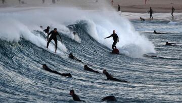 Buscando un hueco para montar la ola