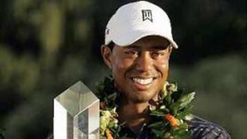 <b>PGA GRAND SLAM. </b>Tiger Woods con el trofeo de ganador conquistado en Poipu, Hawai.