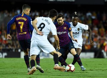 Leo Messi entre Michy Batshuayi y Carlos Soler.