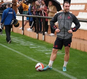 Eriksen, con un balón en Marbella Football Center.