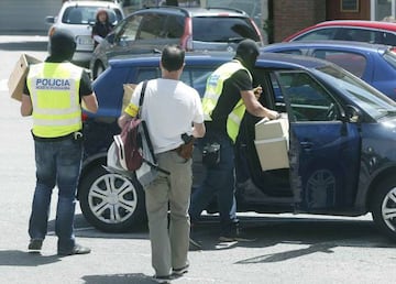 Los Mossos, con una nevera confiscada.