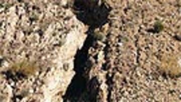 <b>GRIETA DE DOCE METROS.</B> Esta es la brecha que provocaron las últimas lluvias en la línea del AVE Madrid-Lleida. El corrimiento de tierras se produjo a 19 kilómetros de Zaragoza.