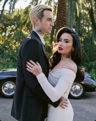 Demi Lovato, tras más de tres años de relación, se ha comprometido con Jordan 'Jutes' Lutes y ha dado el "sí, quiero". La ceremonia se ha celebrado en California según ha informado la revista ' Vogue'. El vestido de la novia lleva la firma de Vivienne Westwood, una diseñadora de moda y empresaria británica, considerada como la principal responsable de la estética asociada con el punk y el new wave.