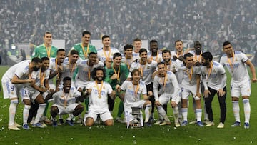 Real Madrid players celebrate winning the Spanish Super Cup final football match between Athletic Bilbao and Real Madrid on January 16, 2022, at the King Fahd International stadium in the Saudi capital of Riyadh. - Real Madrid won the Spanish Super Cup by