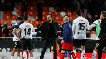 Rubén Baraja, saluda a Gayà, tras un partido en Mestalla.