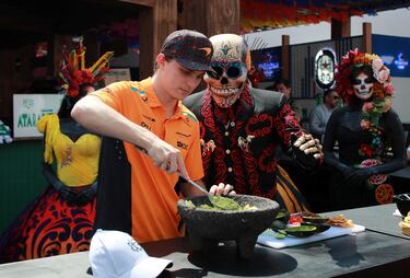Oscar Piastri cocina guacamole junto a una persona vestida de catrín previo al GP de México.