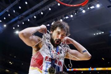 Sergio Llull corta la red de la canasta.