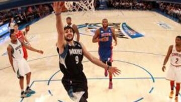 <b>CANASTA. </b>Ricky Rubio se alza sonriente hacia el aro para anotar por el centro del la zona, ante la mirada de Williams, Monroe, Irving y Turner.