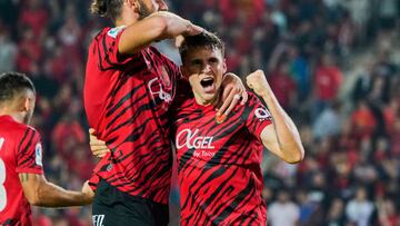 Gio se abraza con Muriqi