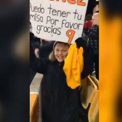 Raúl Jiménez regaló su camiseta a un niño fanático de los Wolves