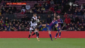 La entrada de Sergi Roberto por la que debi¨® ver la roja
