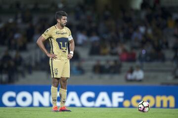 En 2015 se consagró como el mejor goleador mexicano, ante este panorama, Chivas ofreció siete millones de dólares, siendo que la carta del delantero estaba en dos, empero, el Club Universidad no lo cedió y cuando quiso fue demasiado tarde porque le daban menos. Tiempo después, el ariete terminó en Veracruz para dar el salto al Racing de Escocia. 