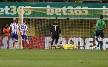 Torres regateando el portero de Villarreal, Sergio Asenjo, en la temporada 2014/15.