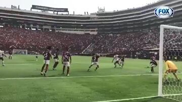 El delantero colombiano del equipo millonario aprovechó las dudas de la zaga de Flamengo para conectar un remate raso en el centro del área.