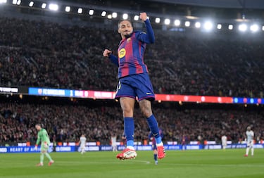 Tremendo el error de Costas, que pierde el balón ante Raphinha y le regala el mano a mano. El brasileño definió de forma exquisita con una vaselina para superar la salida de Aarón Escandell.