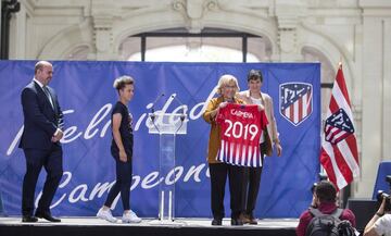 La alcaldesa de Madrid Manuela Camena recibe una camiseta del Atlético de Madrid con su nombre y el año 2019.