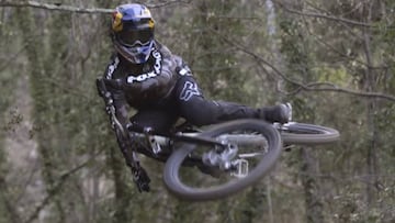 Andreu Lacondeguy en un salto para presentar su nueva bici de MTB con Commencal Bicycles en su casa, en Catalu&ntilde;a.