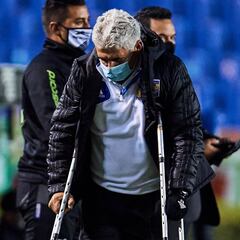 Aparece 'Tuca' en muletas contra Toluca