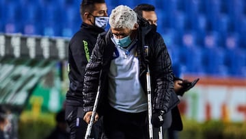 Aparece 'Tuca' en muletas contra Toluca