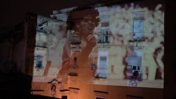 El fot&oacute;grafo Mario Spada mostr&oacute; im&aacute;genes del Diego durante su periplo partenopeo en la fachada interior de la Puerta de San Gennaro: &ldquo;Voy a seguir mostrando fotos hasta que vuelva la normalidad&rdquo;