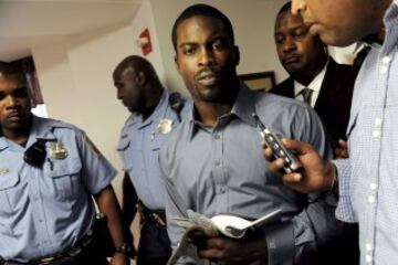 Michael Vick jugó en la NFL (2001-2015) con Atlanta Falcons, Phittsburg Steelers y New York Jets. En 2007 fue acusado y condenado a 24 meses de prisión por organizar peleas ilegales y apuestas de perros. Los Falcons, equipo donde jugaba, le rescindió el contrato. Salió de prisión el 2009 y volvió a la NFL.