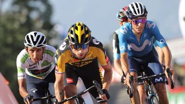Los ciclistas (i-d) Egan Bernal, Primož Roglic y Enric Mas durante la 14ª etapa de LaVuelta Ciclista a España disputada este sábado entre las localidades de Don Benito (Badajoz) y Pico Villuercas (Cáceres), 165,7 km de recorrido.