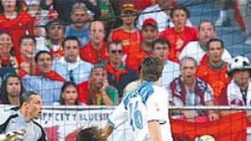 <b>EL PRIMER GOL</b>. Maniche , con un disparo a la media vuelta, marcó a los ocho minutos, lo que permitió a Portugal manejar el partido.