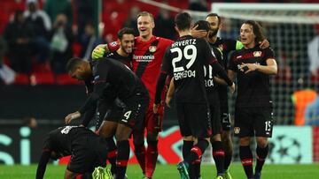 LONDON, ENGLAND - NOVEMBER 02: Bayer Leverkusen players celebrate victory after the full time whistle during the UEFA Champions League Group E match between Tottenham Hotspur FC and Bayer 04 Leverkusen at Wembley Stadium on November 2, 2016 in London, England. (Photo by Ian Walton/Getty Images)