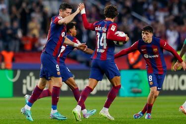 Los jugadores del Barcelona celebran con Lewandowski el empate a uno ante el Alavés. 

