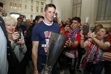 Fernando Torres with the Europa League trophy at the town hall