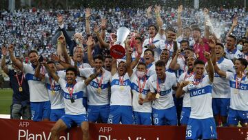 Futbol, Everton vs Universidad Catolica.
 Fecha 34, campeonato Nacional 2021.
 Los jugadores de Universidad Catolica celebran la obtencion del tercer titulo Nacional consecutivo tras el partido de primera division contra Everton disputado en el estadio Sausalito de Vina del Mar, Chile.
 04/12/2021
 Andres Pina/Photosport
 
 Football, Everton vs Universidad Catolica.
 34th date, 2021 National Championship.
 Universidad Catolica players celebrate their third National Championship title in a row after the first division match against Everton held at the Sausalito stadium in Vina del Mar, Chile.
 04/12/2021
 Andres Pina/Photosport