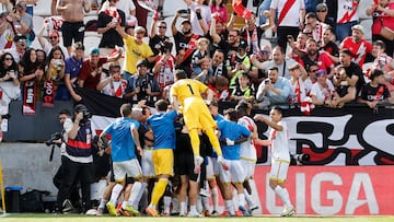 Equipo y afición celebran uno de los goles a Osasuna.