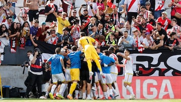 Equipo y afici¨®n celebran uno de los goles a Osasuna.